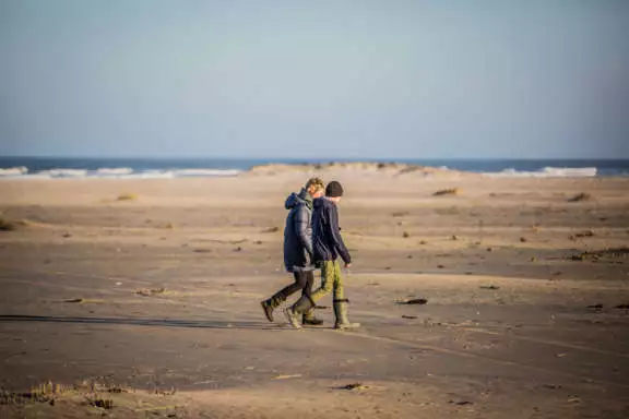 wandelaars op het Noordzeestrand van Terschelling