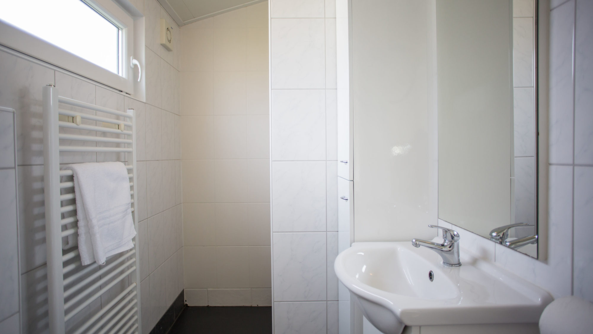 Badkamer raam Duinbungalow de Riesen Terschelling