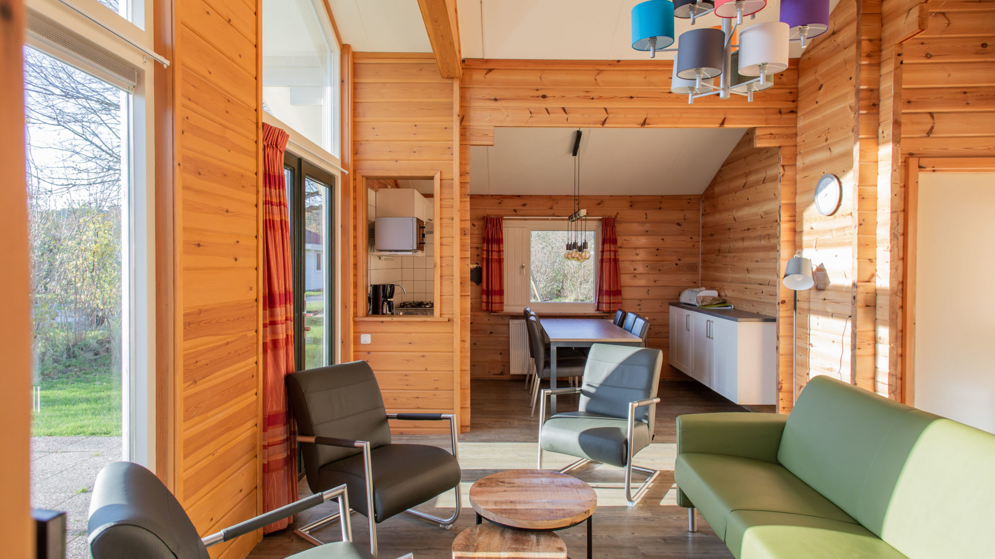 Zitgedeelte keuken eetgedeelte Finse bungalow 5 personen de Riesen Terschelling