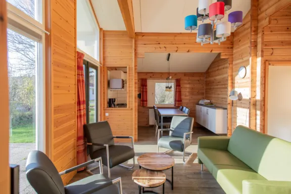 Zitgedeelte keuken eetgedeelte Finse bungalow 5 personen de Riesen Terschelling