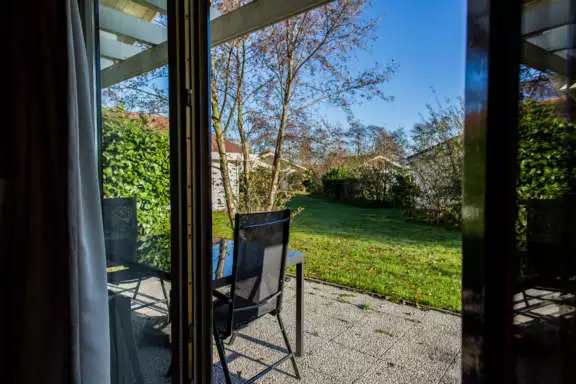 Zonnig terras Finse bungalow de Riesen Terschelling1