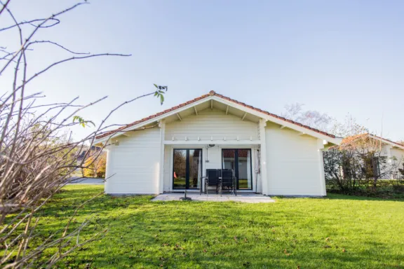 Achterzijde terras Finse bungalow de Riesen Terschelling