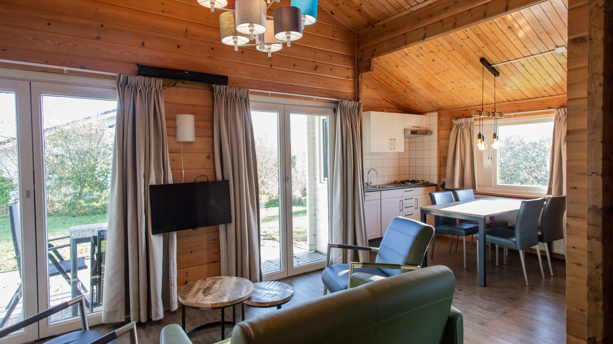 Zit en eethoek keuken Finse bungalow Infrarood Sauna de Riesen Terschelling