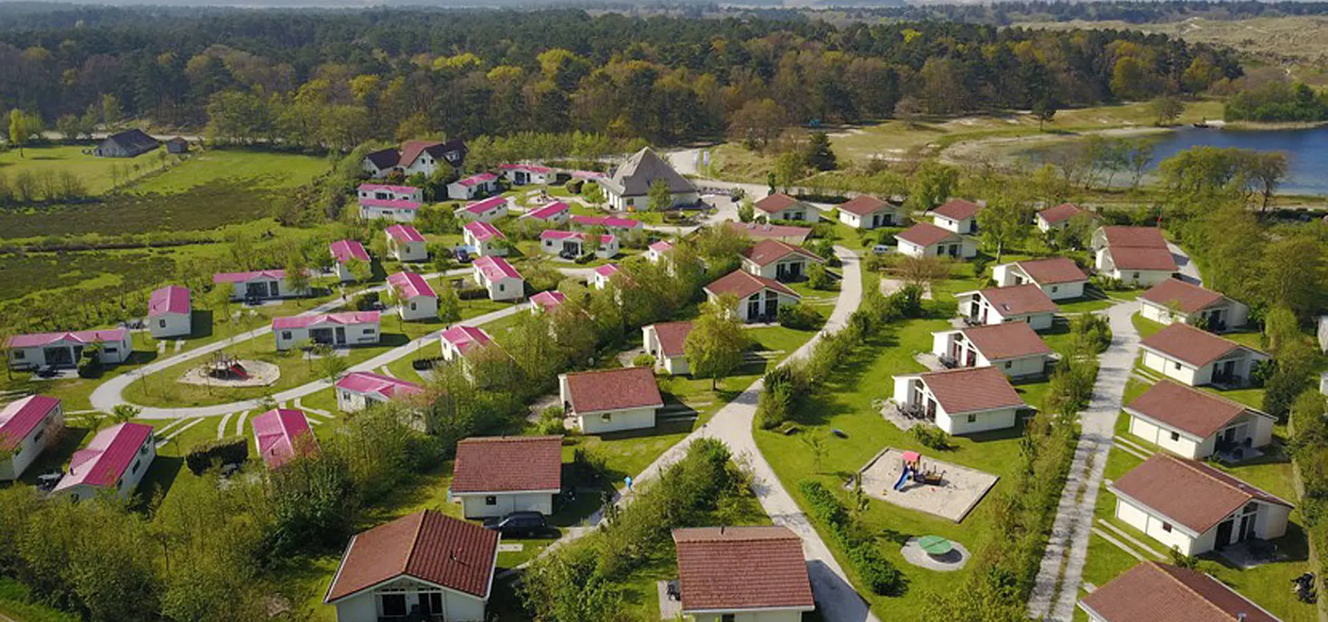 Vakantiepark vlakbij de Noordzee en duinen met duinmeertje dicht bij vakantiehuizen Terschelling