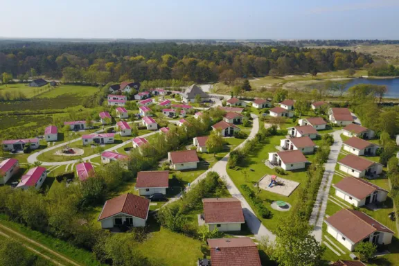 Vakantiepark vlakbij de Noordzee en duinen met duinmeertje dicht bij vakantiehuizen Terschelling