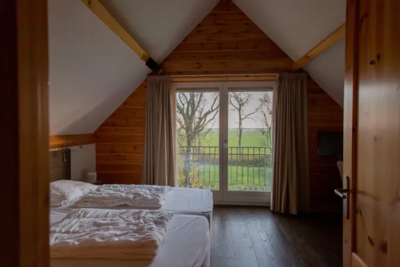 Uitzicht slaapkamer 2 eenpersoonsbedden vakantiehuis Kijkduin Midsland Noord Terschelling