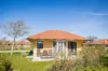 Zonnige dag met terras en villabungalow Tjermelan Terschelling