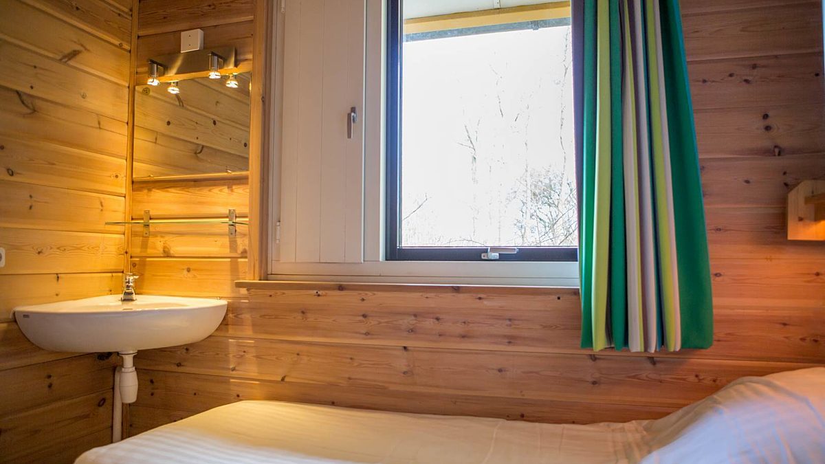 Villabungalow vakantiehuisje 6 persoons slaapkamer boxpringbedden wastafel vakantiepark Tjermelan Oosterend Terschelling