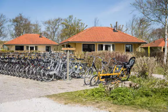 Fietsen verhuur plek van het vakantiepark Villabungalow houtkachel whirlpool Tjermelan Terschelling
