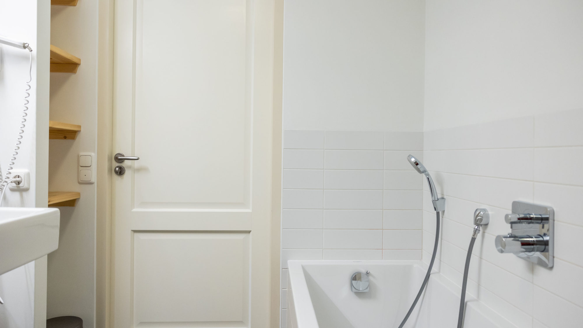 Ligbad handdouche badkamerdeur Hotel appartement bad douche Tjermelan Terschelling