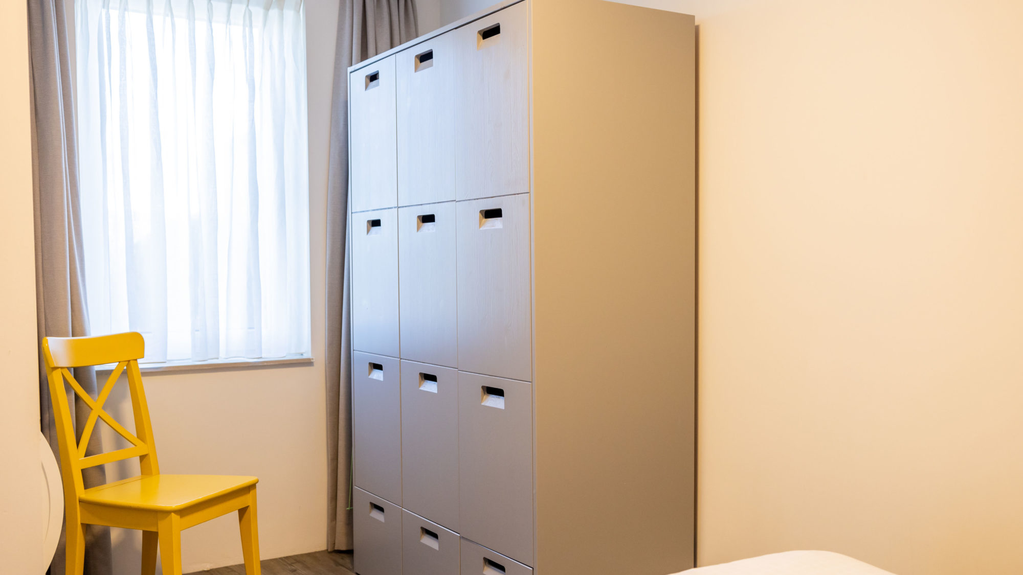 Kast stoel bij raam Hotel appartement sauna Tjermelan Terschelling