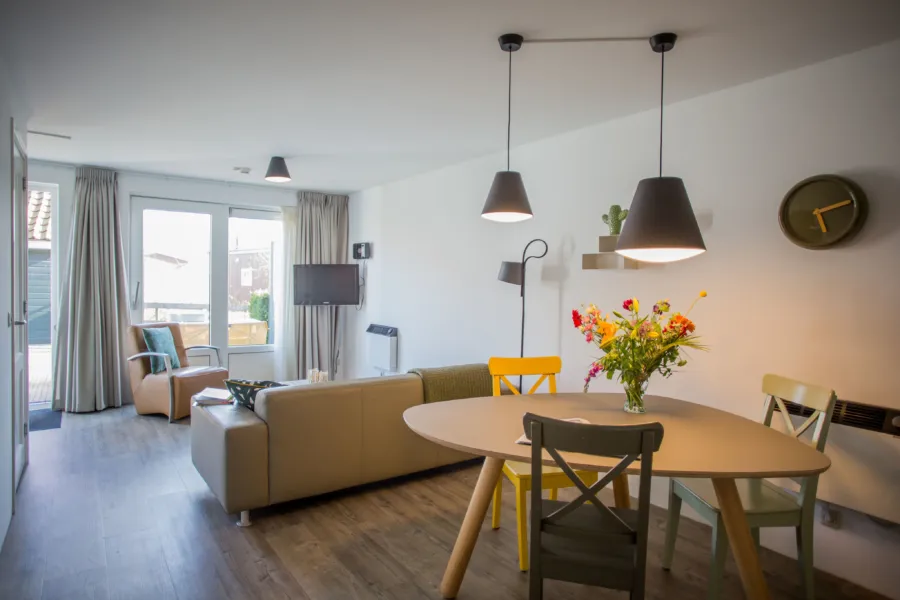 Zitbank en fauteuil TV Hotel appartement sauna Tjermelan Terschelling