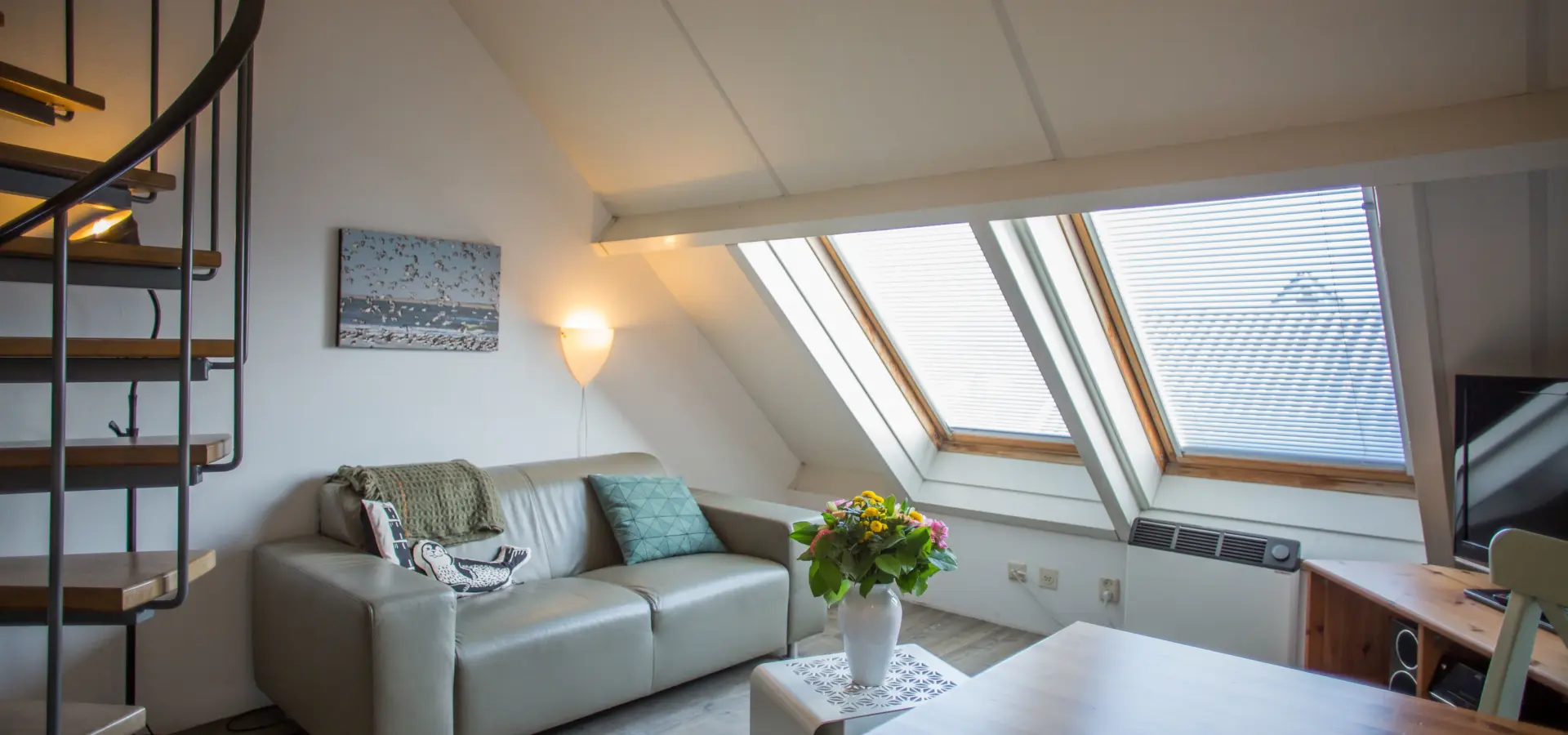 Schuin dak met vensters bij bankstel Studio Etage Hotel Tjermelan Terschelling