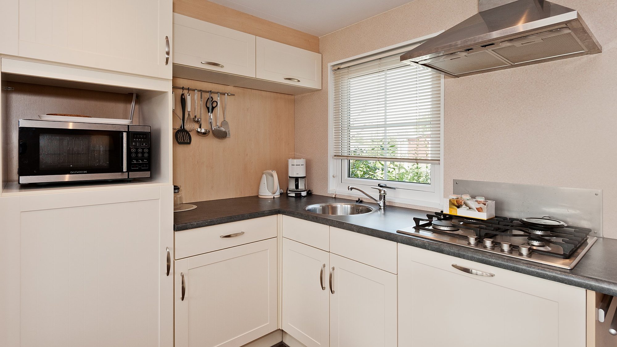 Vaatwasser combimagnetron eettafel open keuken Duinbungalow 2 badkamers Tjermelan Terschelling Recreatie
