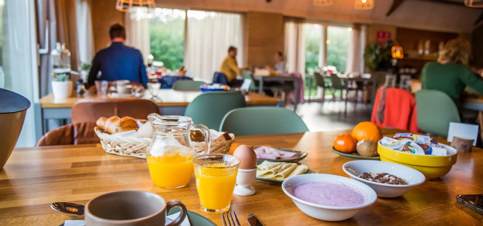 Ontbijtzaal met buffet voor een lokaal en gezond ontbijt bij hotel Tjermelân Terschelling
