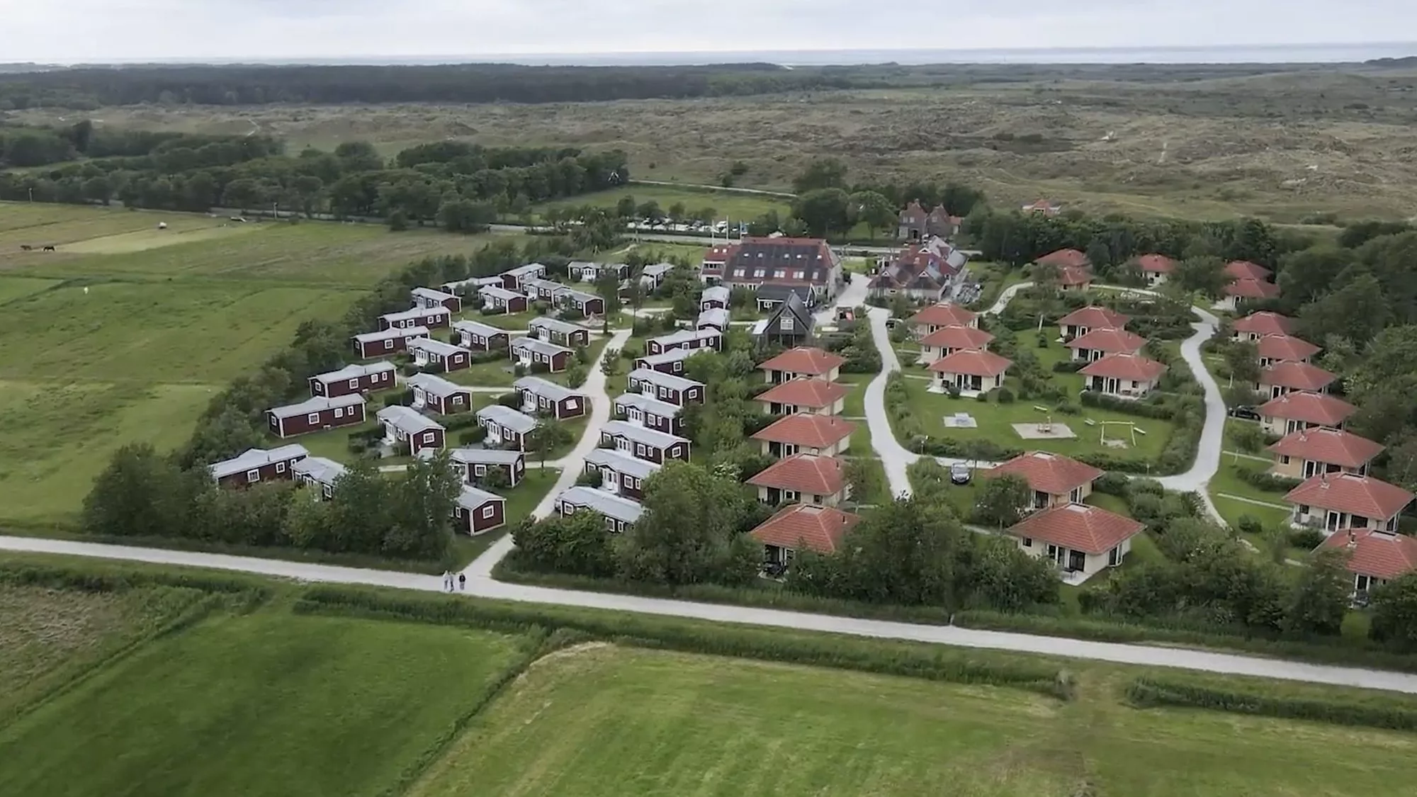 Luchtfoto vakantiepark Tjermelan Terschelling hoofdweg duinen Noordzee
