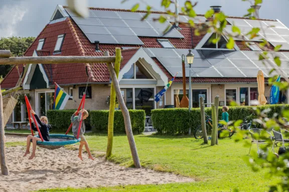 Vakantiepark met hotel in de polder van Terschelling, bungalows, appartementen en studio's. Sauna en speeltuin.