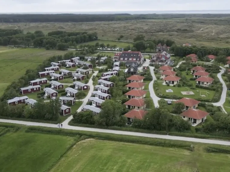 Luchtfoto vakantiepark Tjermelan Terschelling hoofdweg duinen Noordzee