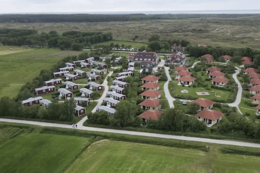 Luchtfoto vakantiepark Tjermelan Terschelling hoofdweg duinen Noordzee