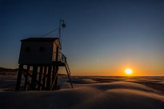 Ondergaande zon bij Drenkelingenhuisje paal 24 Noordzeestrand Terschelling Oost Boschplaat DarkSkyPark