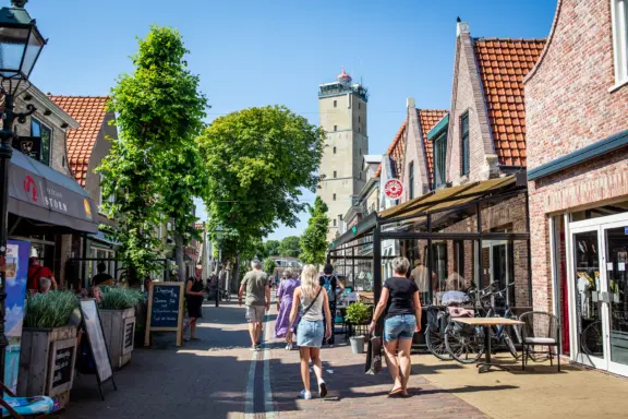 Gezellige dorpjes terrasje pittoresk Brandaris vuurtoren op West-Terschelling