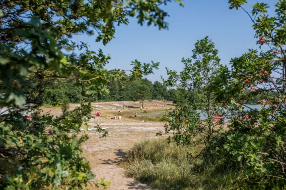Duinmeertje van Hee met aan de overkant van de weg vakantiepark bungalowpark vakantiehuisjes Terschelling Recreatie de Riesen