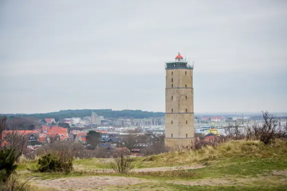 Vuurtoren de Brandaris en het duin dat West-Terschelling omringt