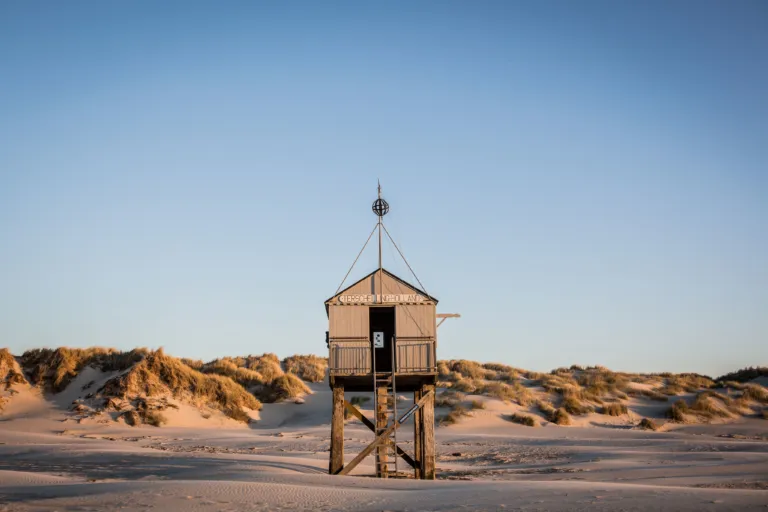 Drenkelingenhuisje op Terschelling Noordzeestrand