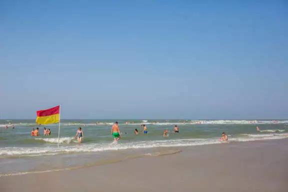 Bewaakt zomerstrand Noordzee Vlaggen muien veiligheid  Terschelling Recreatie vakantiehuis bungalow vakantiepark