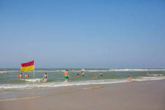 Bewaakt zomerstrand Noordzee Vlaggen muien veiligheid Terschelling Recreatie vakantiehuis bungalow vakantiepark