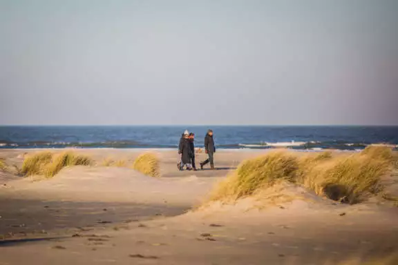 Winter wandeling Noordzeestrand Terschelling Recreatie vakantiehuis bungalow Terschelling