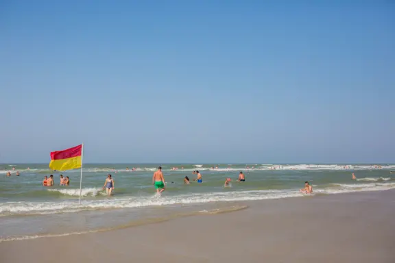 Bewaakt zomerstrand Noordzee Vlaggen muien veiligheid  Terschelling Recreatie vakantiehuis bungalow vakantiepark