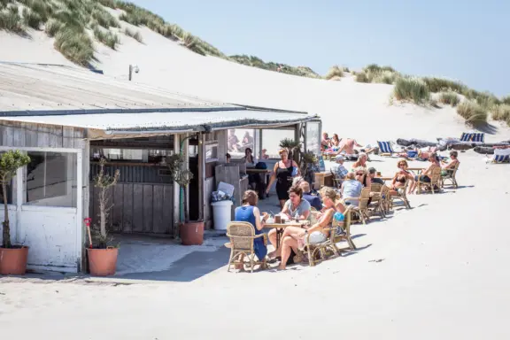 Gezellig terras strandpaviljoen