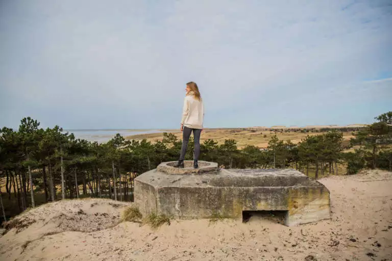 Bunker op het Seinpaalduin op West-Terschelling uitzicht op duingebied de Noordsvaarder