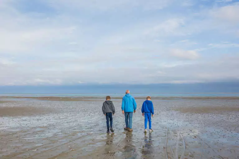 Wandelen op Terschelling over het strand bij eb laagwater