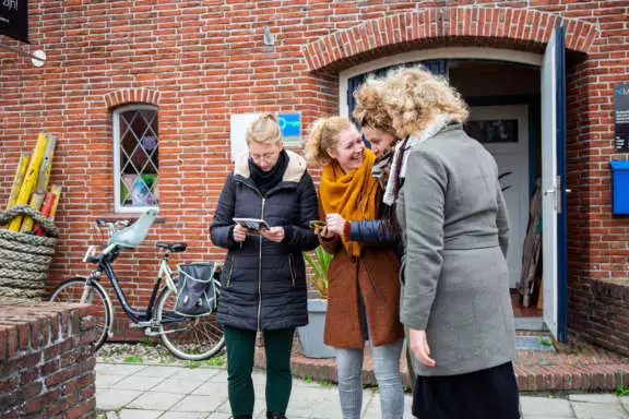 drie vrouwen staat voor een oude kerk