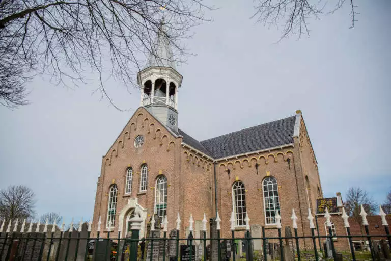 De kerk van Midsland, centrum van het dorp