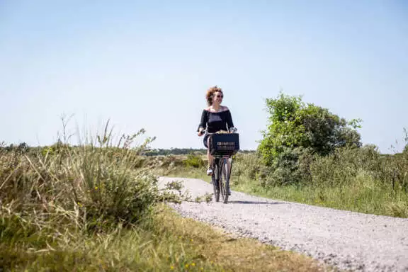 Fietsen fietspad zomers vrijheid buiten op Terschelling