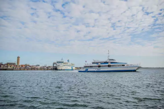 Aanzicht West-Terschelling met Brandaris en twee lijndiensten van Rederij Doeksen