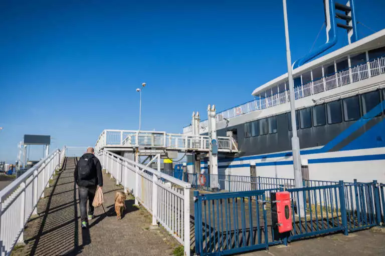 loopbrug en loopplank naar de veerboot Harlingen Terschelling
