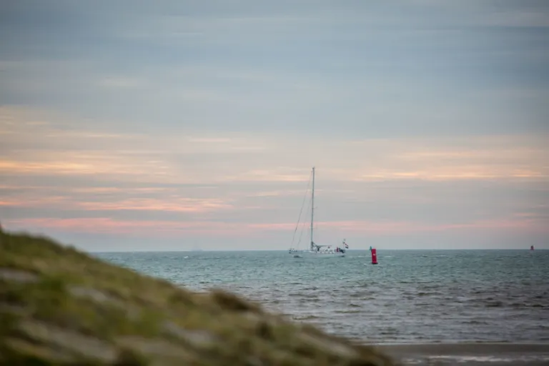 Zeilschip op de motor vlakbij de haven van West-Terschelling