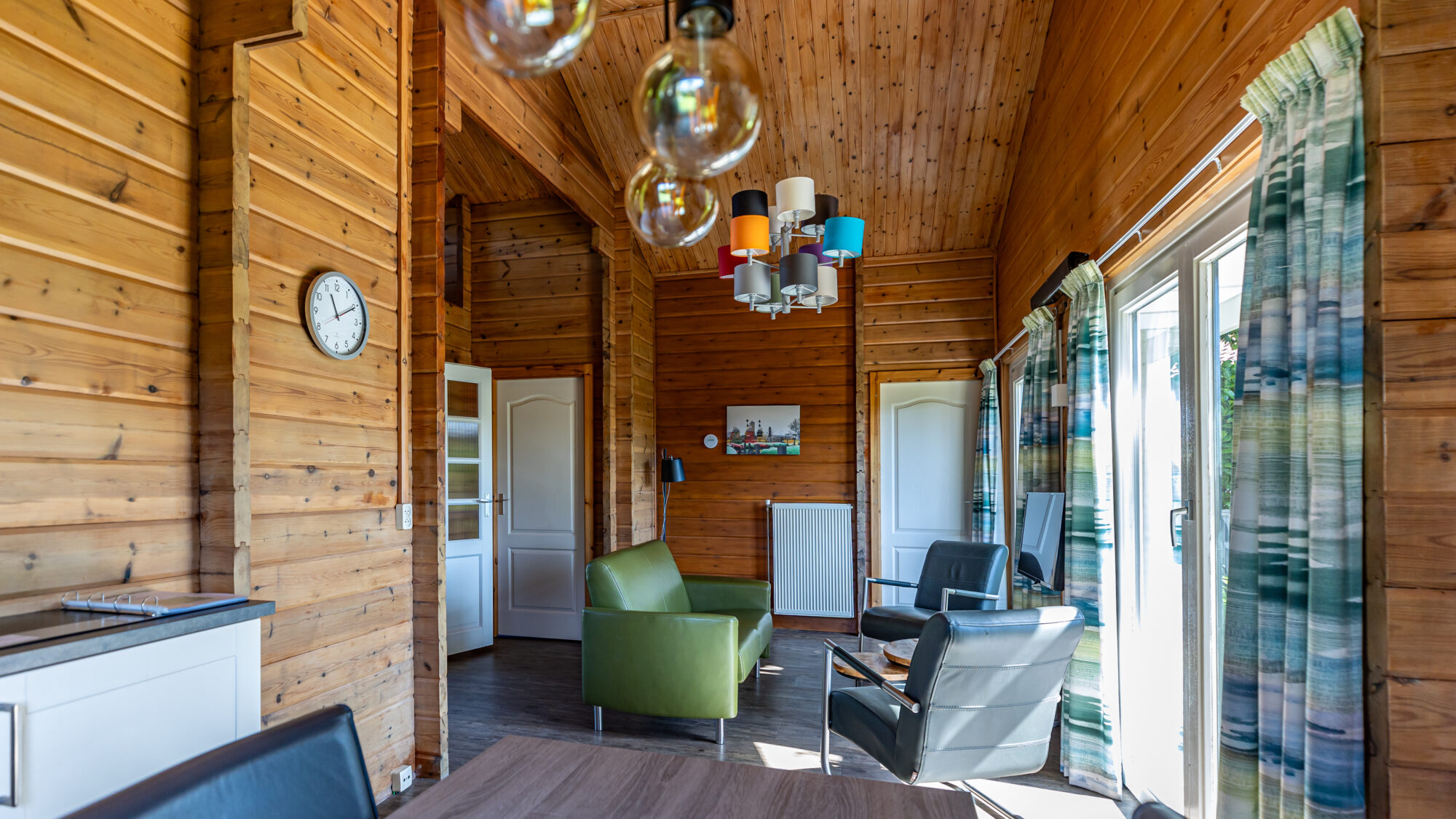 Finse bungalow 4p sauna overzicht living