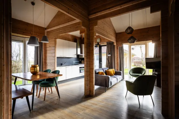 Woonkamer, zithoek en keuken