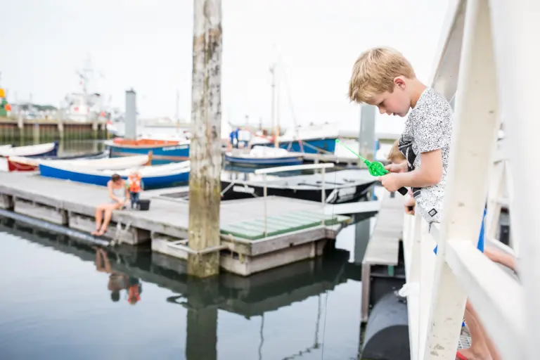 Krabben vangen Haven West Terschelling Kinderen